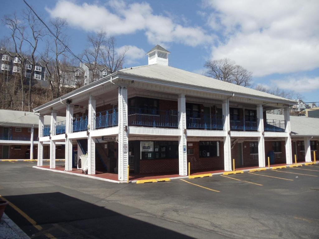 Days Inn by Wyndham Elmsford - Queen Room - Non-Smoking