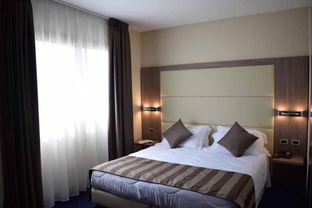 Postel nebo postele na pokoji v ubytování Roma Domus Hotel