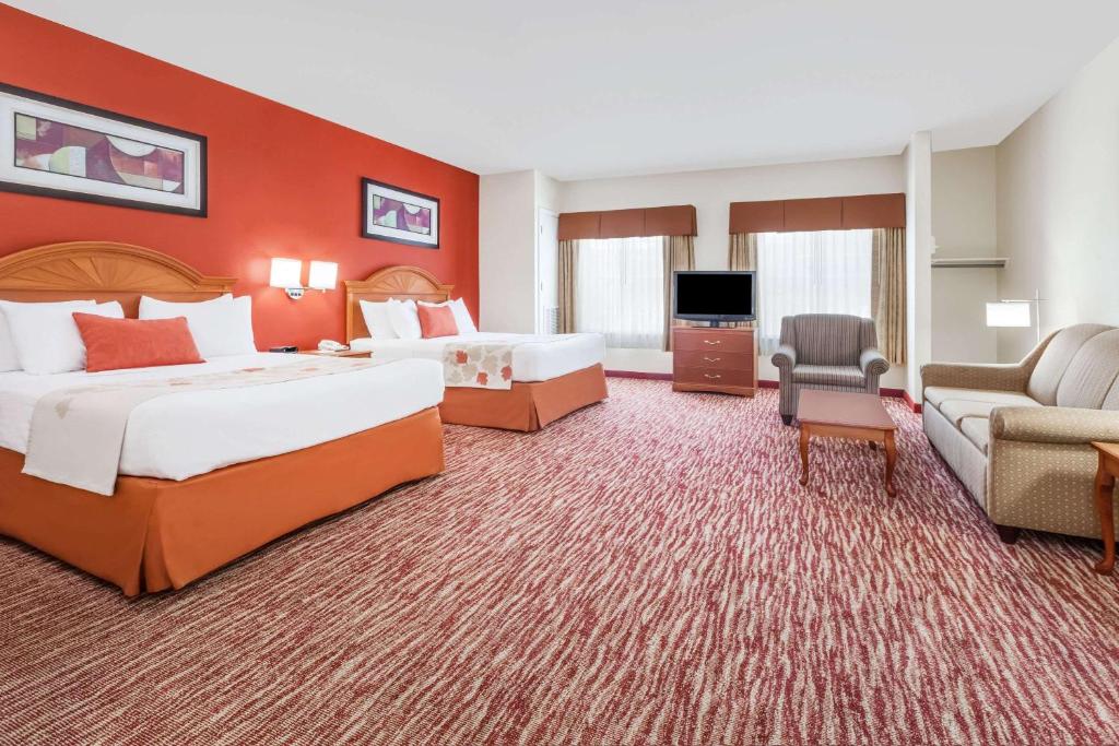 Postel nebo postele na pokoji v ubytování Hawthorn Suites Irving DFW South
