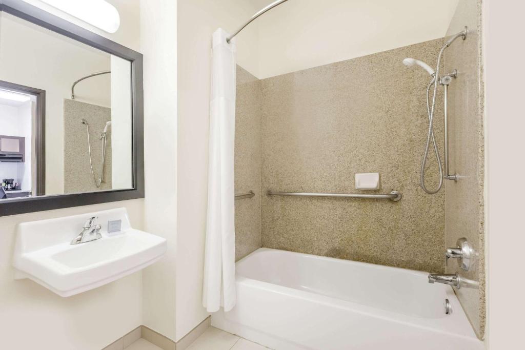 Koupelna v ubytování Hawthorn Suites Irving DFW South