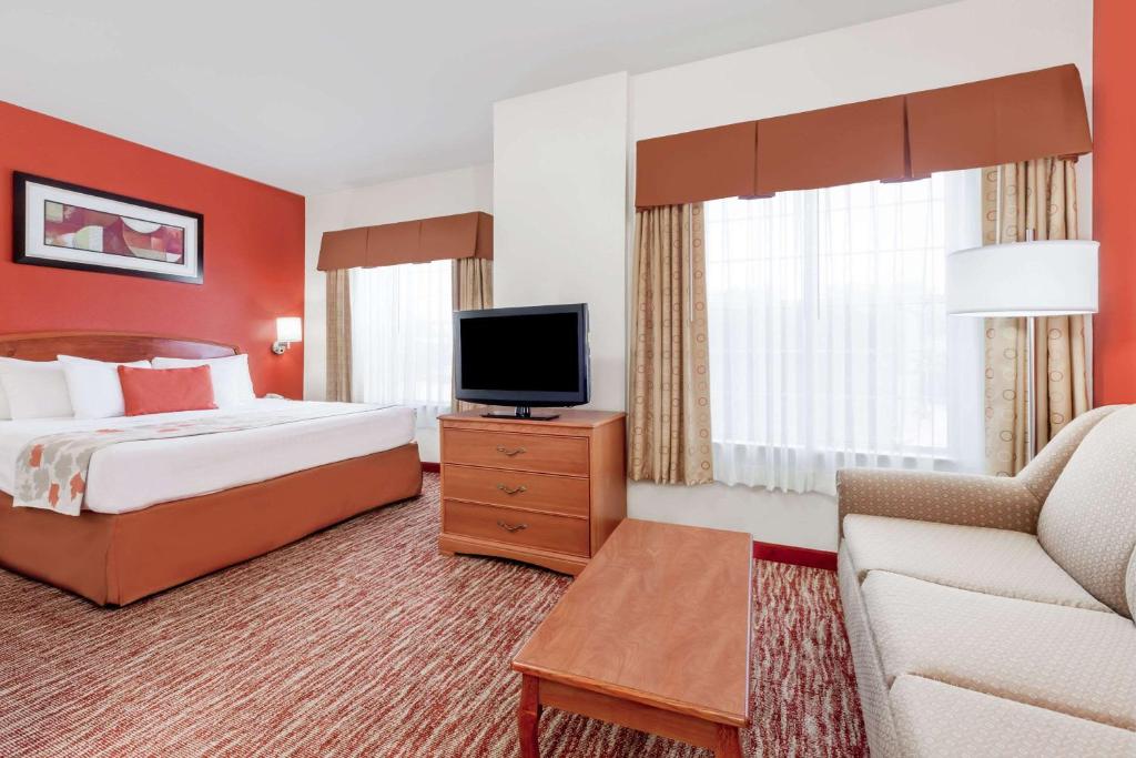 TV a/nebo společenská místnost v ubytování Hawthorn Suites Irving DFW South