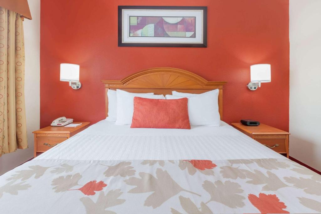 Postel nebo postele na pokoji v ubytování Hawthorn Suites Irving DFW South