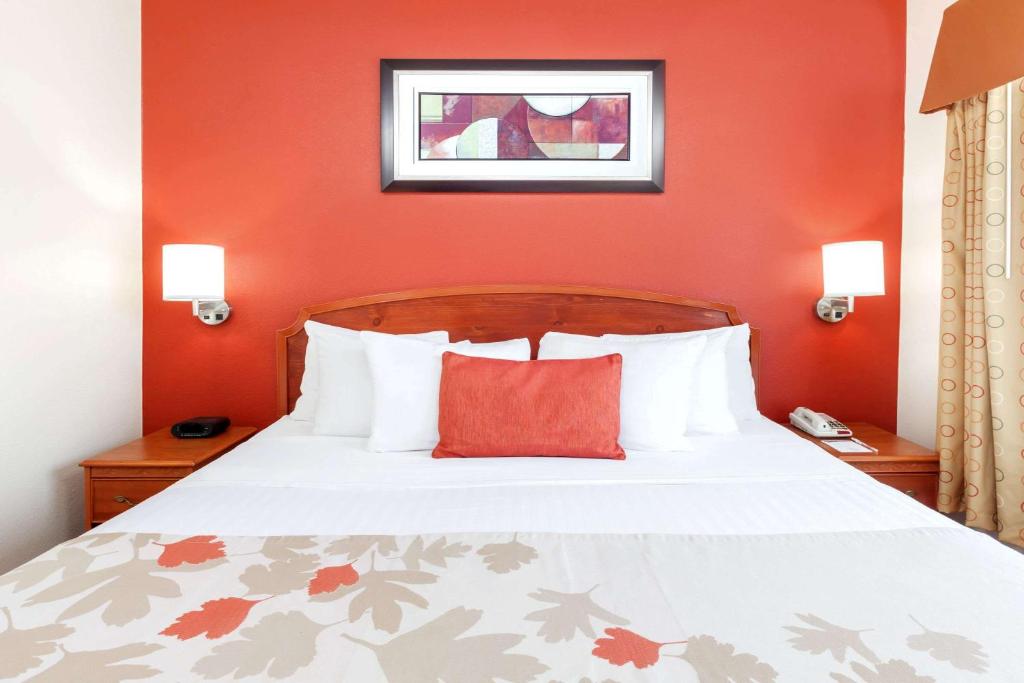 Postel nebo postele na pokoji v ubytování Hawthorn Suites Irving DFW South