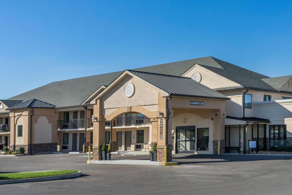 a building with a parking lot in front of it at Baymont by Wyndham Clarksville in Clarksville