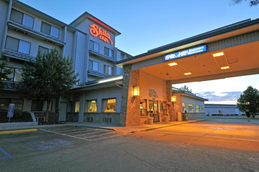 an empty parking lot in front of a hotel at Shilo Inn Suites Hotel - Nampa Suites in Nampa