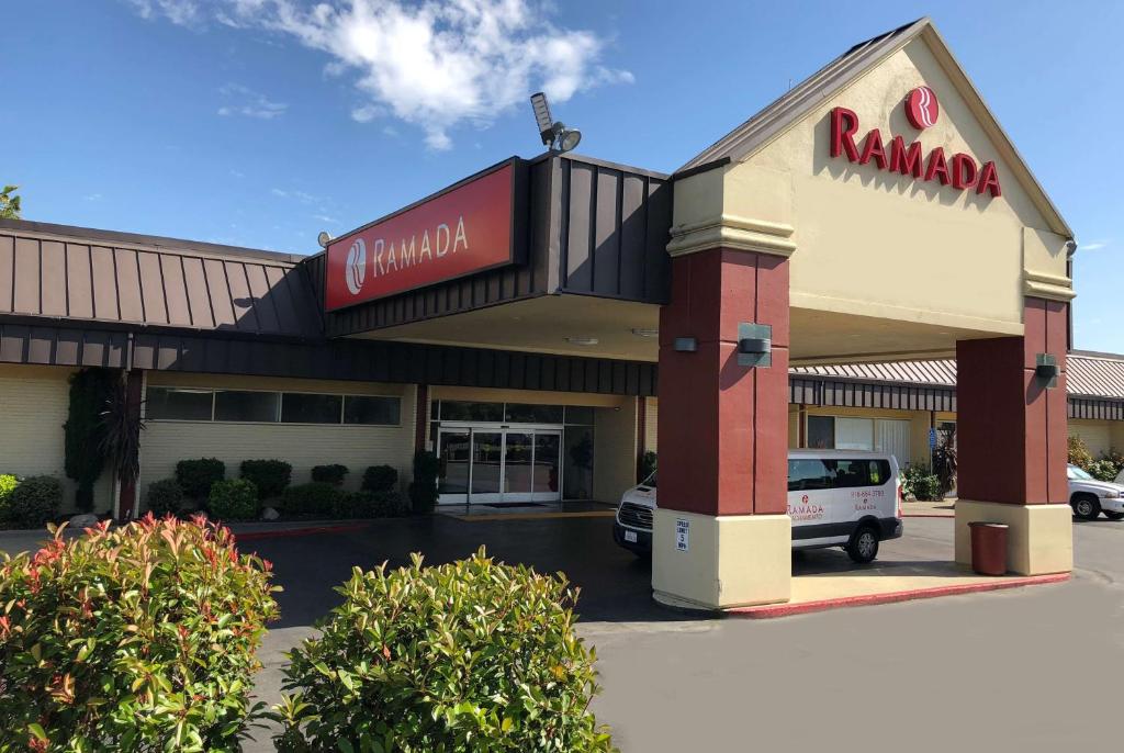 um centro comercial com uma placa na frente dele em Ramada by Wyndham Sacramento em Sacramento