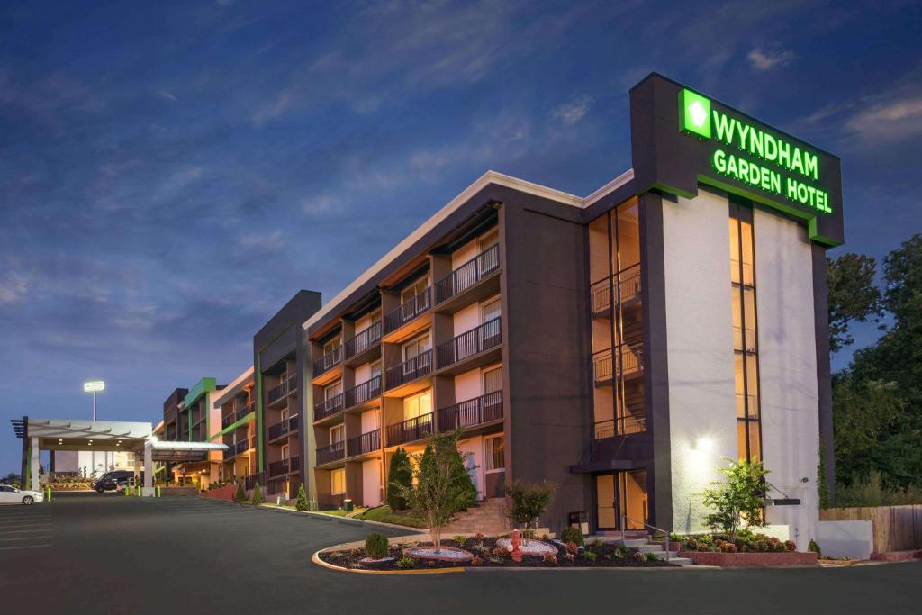 ワシントンにあるWyndham Garden Washington DC Northのホテルの看板付きホテル