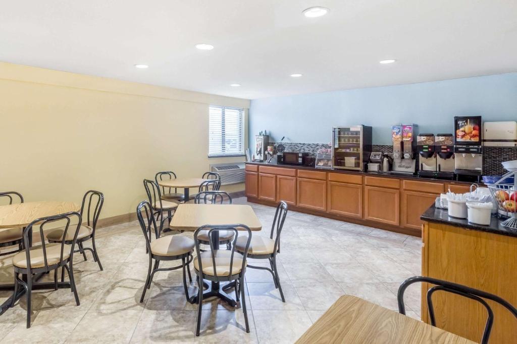 Příslušenství pro přípravu čaje a kávy v ubytování Super 8 by Wyndham Wichita Airport West Kellogg