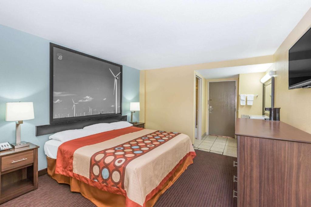 Postel nebo postele na pokoji v ubytování Super 8 by Wyndham Wichita Airport West Kellogg