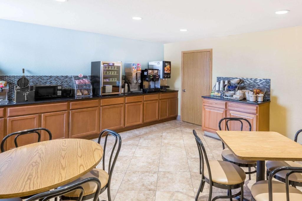 Kuchyň nebo kuchyňský kout v ubytování Super 8 by Wyndham Wichita Airport West Kellogg