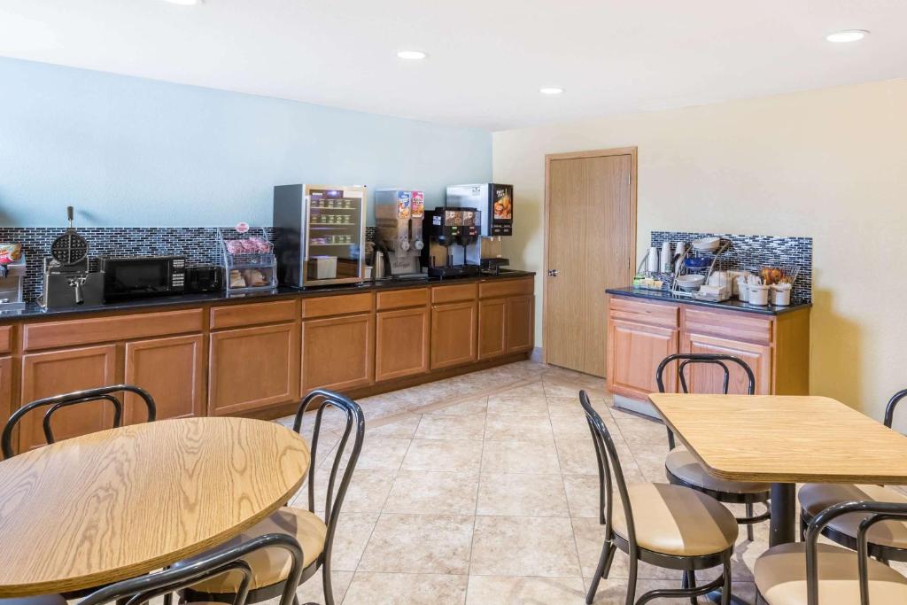 Kuchyň nebo kuchyňský kout v ubytování Super 8 by Wyndham Wichita Airport West Kellogg