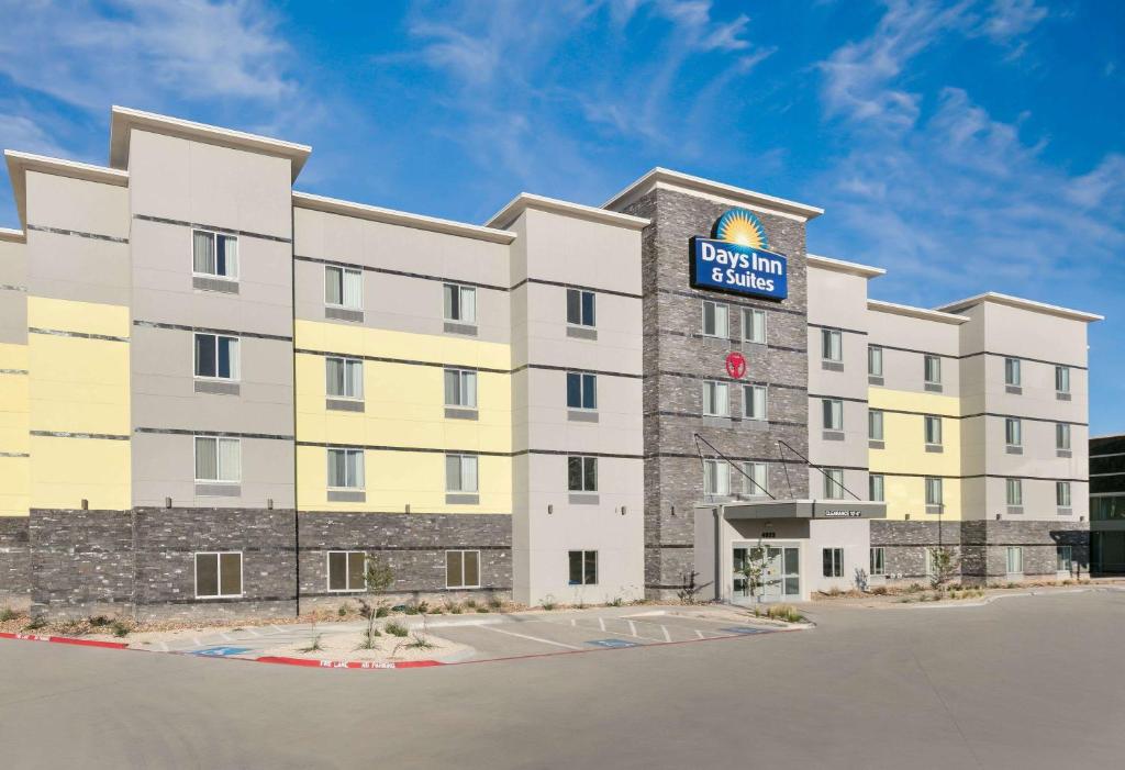 una imagen de la parte delantera de un hotel en Days Inn & Suites by Wyndham Lubbock Medical Center, en Lubbock