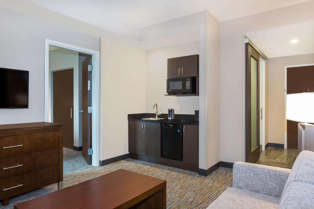 Wingate by Wyndham Miami Airport photo