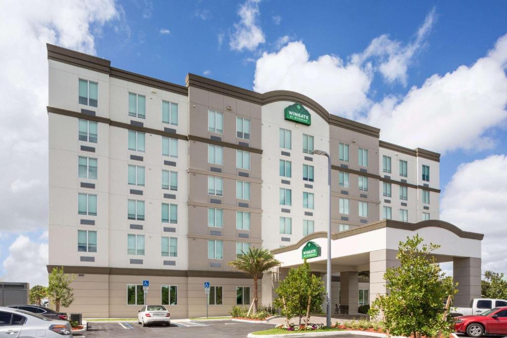 マイアミにあるWingate by Wyndham Miami Airportのホテルの書写