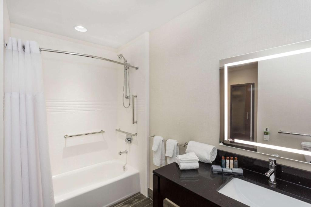 Wingate by Wyndham Miami Airport photo