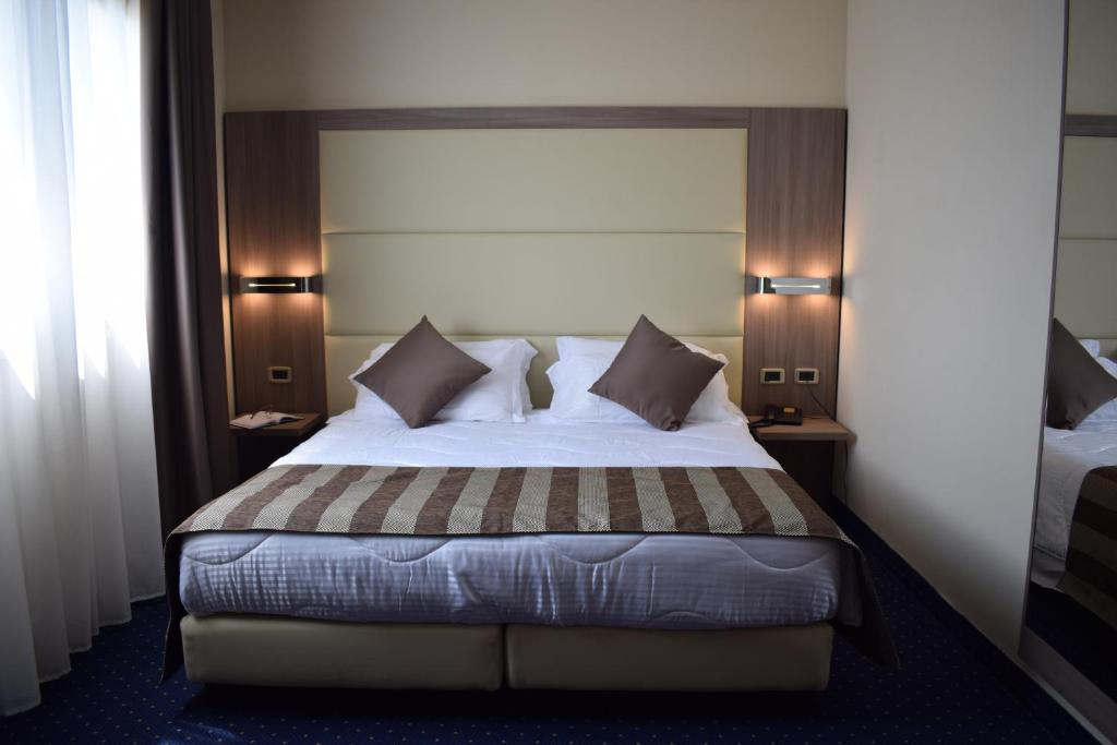 Postel nebo postele na pokoji v ubytování Roma Domus Hotel