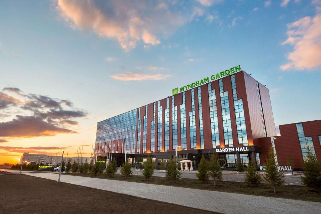 um edifício com um sinal na lateral em Wyndham Garden Astana em Astana