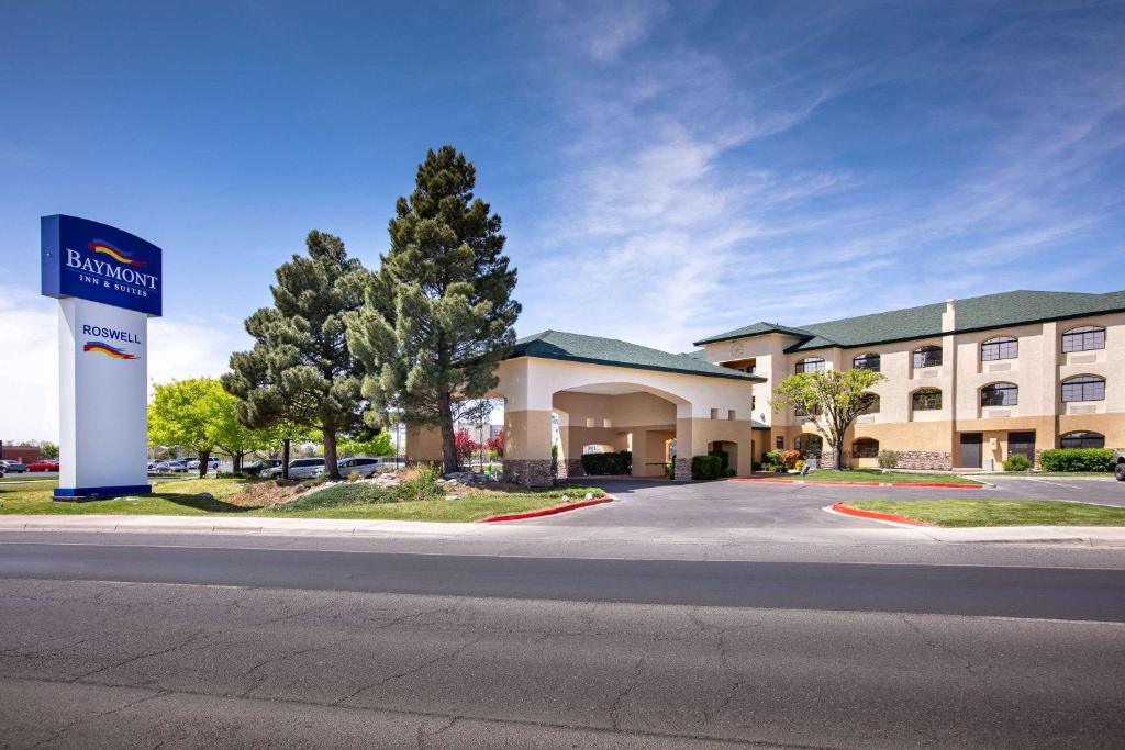 un hotel con un cartel frente a un edificio en Baymont by Wyndham Roswell en Roswell