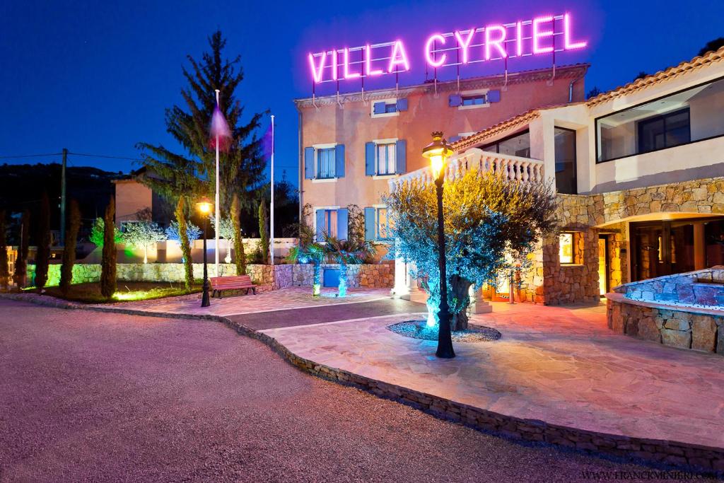 ein Gebäude mit einem Neonschild auf der Seite in der Unterkunft Villa Cyriel in Contes