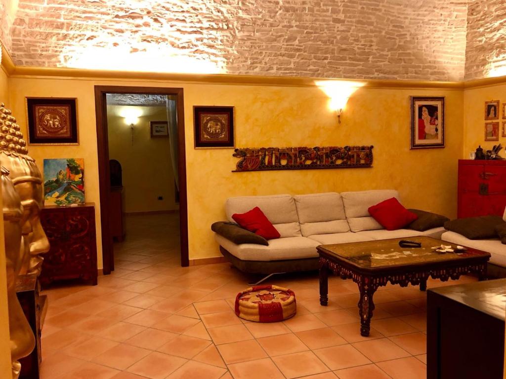 - un salon avec un canapé et une table dans l'établissement L'Orecchietta 2.0, à Ruvo di Puglia