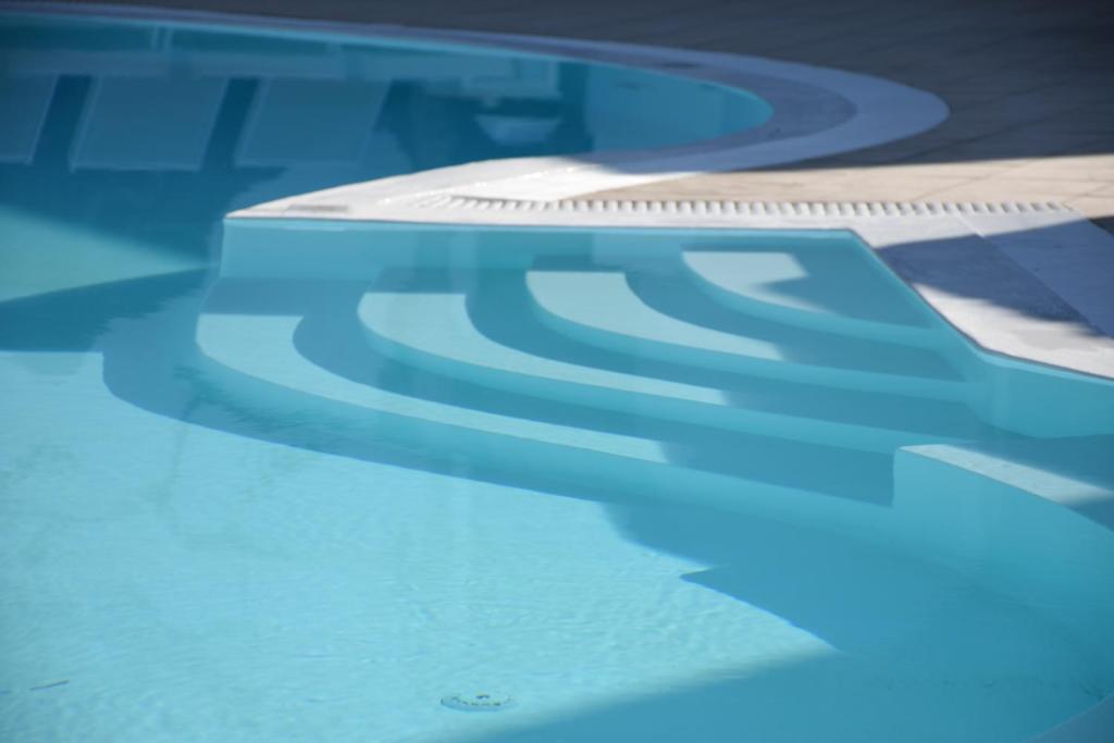 Bazén v ubytování Arion Bay Hotel Santorini nebo v jeho okolí