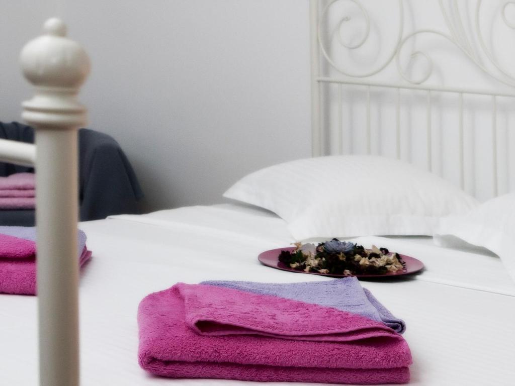 Un pat sau paturi într-o cameră la Bucharestby Apartments
