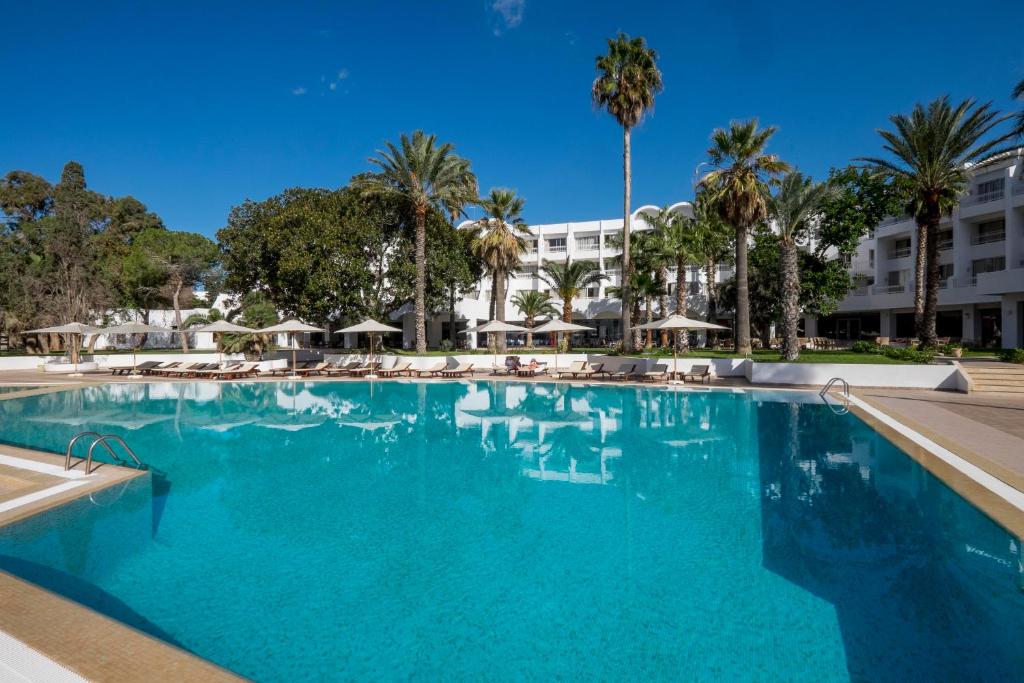 Bazén v ubytování Hotel Bel Azur Thalasso & Bungalows nebo v jeho okolí