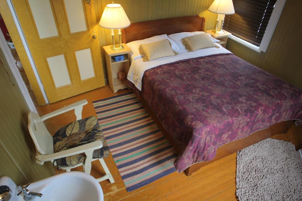 Llit o llits en una habitació de Auberge du Café chez Sam