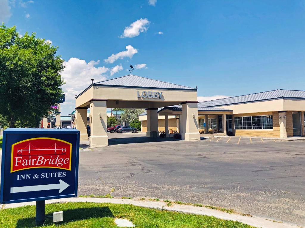 een fairfield herberg en suites tekenen voor een gebouw bij FairBridge Extended Stay, a Kitchenette Hotel in Idaho Falls