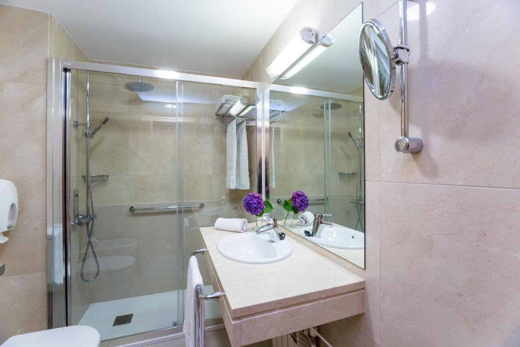 Koupelna v ubytování Hotel Palacio de Aiete