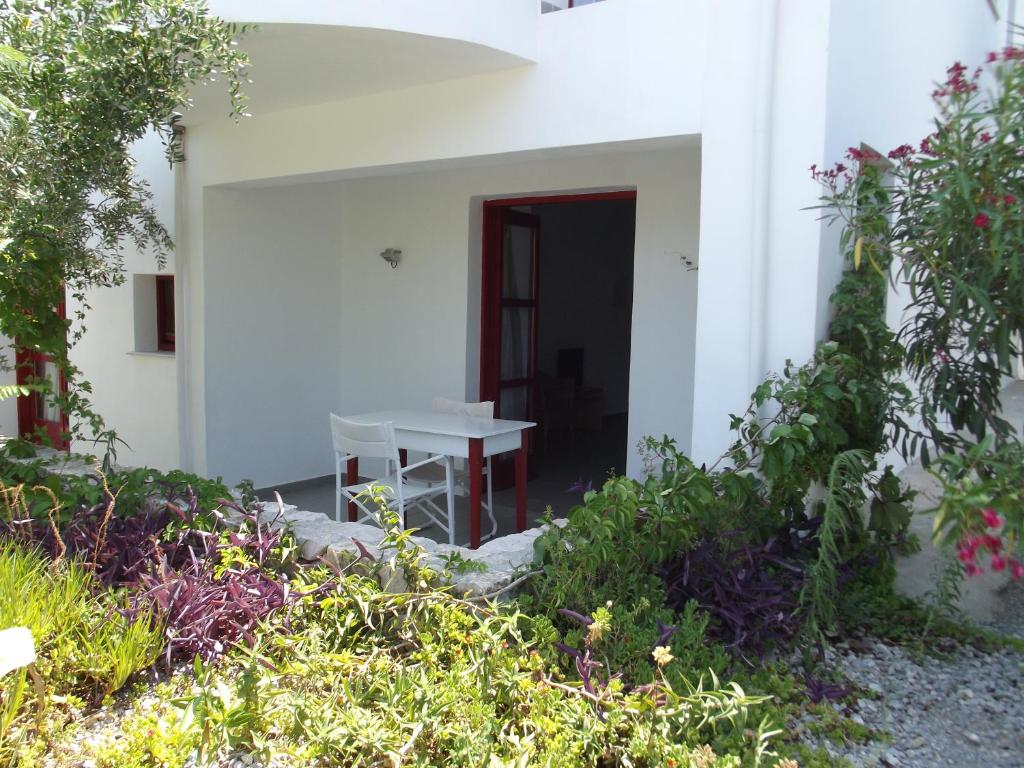 Vonkajšia záhrada v ubytovaní Kyfanta, studios & apartments in Kyparissi