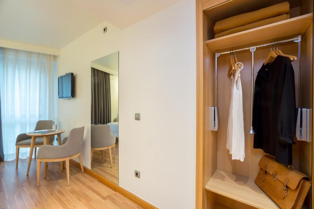 TV a/nebo společenská místnost v ubytování Hotel Palacio de Aiete