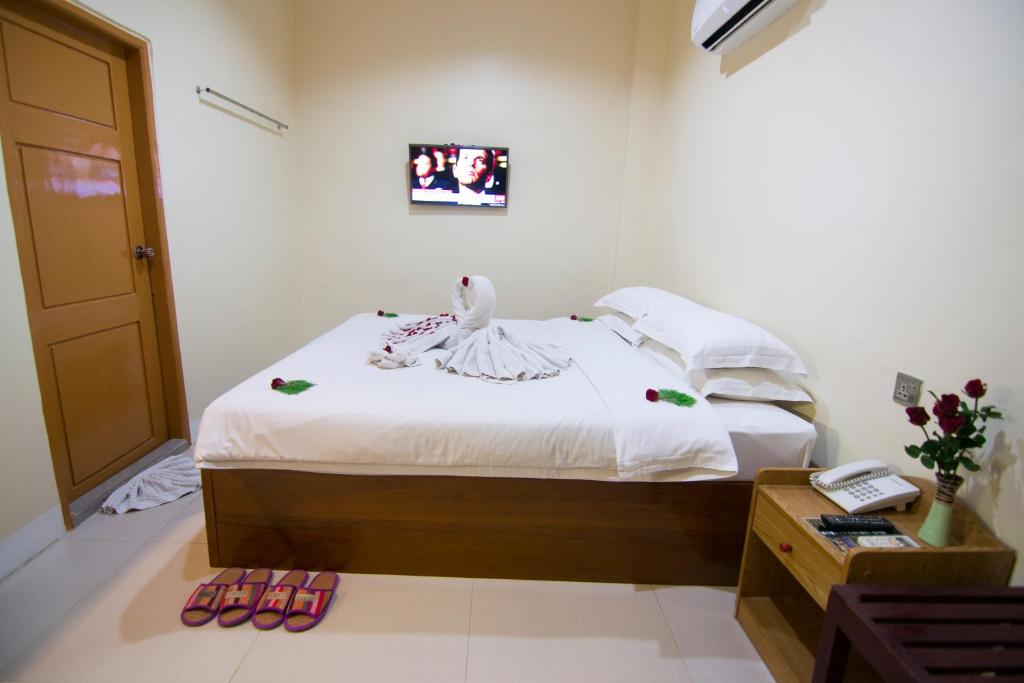 Rúm í herbergi á The Hotel Umbra Bagan