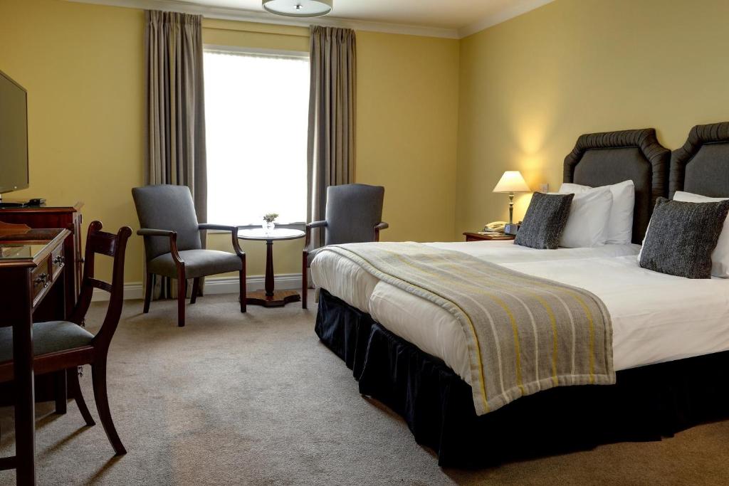 Postel nebo postele na pokoji v ubytování Best Western Plus Dunfermline Crossford Keavil House Hotel