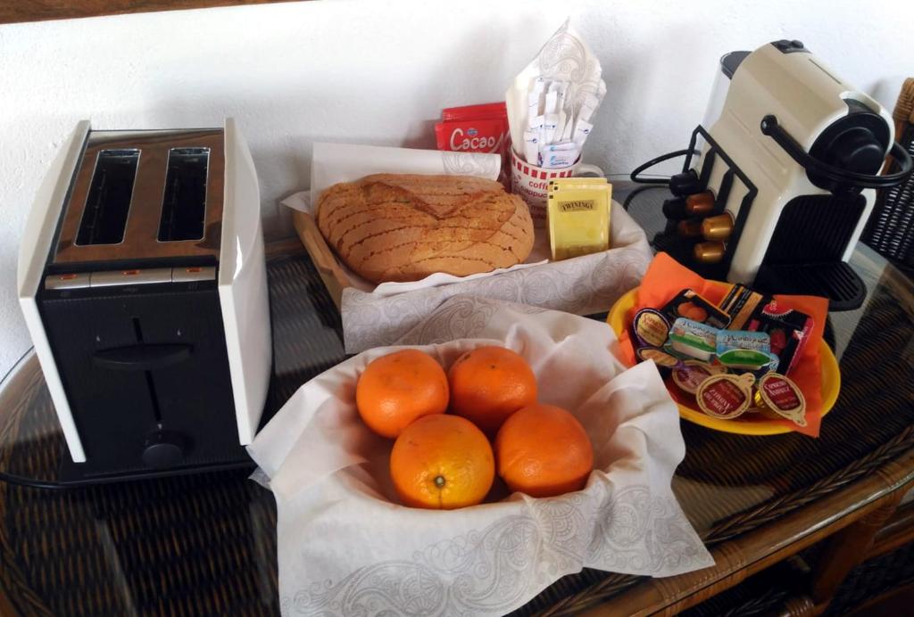 une table avec des oranges et du pain sur une table dans l'établissement Pedraza Suite, à Pedraza