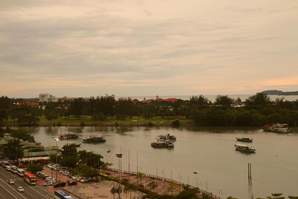 uma vista para um rio com barcos sobre ele em MTS @ Marina Court Resort Condo em Kota Kinabalu