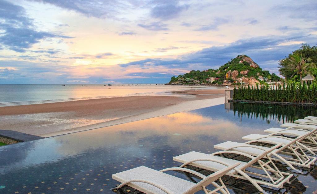 een groep stoelen op het strand bij The Yana Villas Hua Hin in Hua Hin