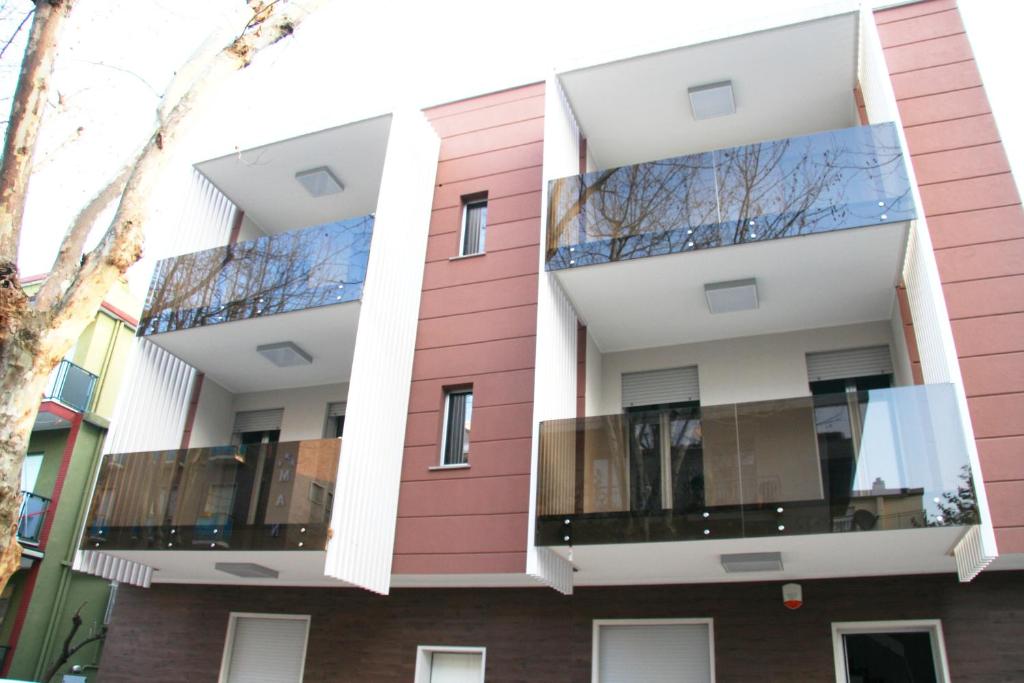 une image d'un bâtiment avec balcons dans l'établissement Residence Opera, à Rimini