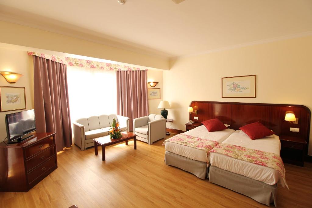 Postel nebo postele na pokoji v ubytování Suite Hotel Jardins Da Ajuda