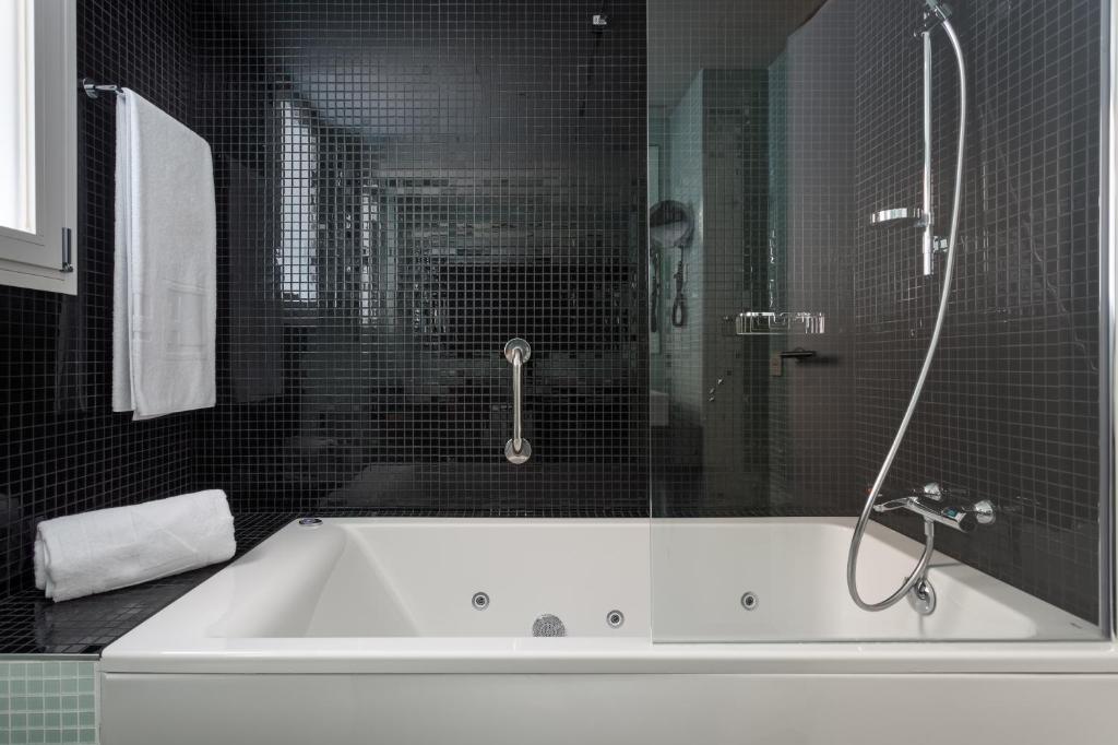 A bathroom at Exe Plaza Catalunya