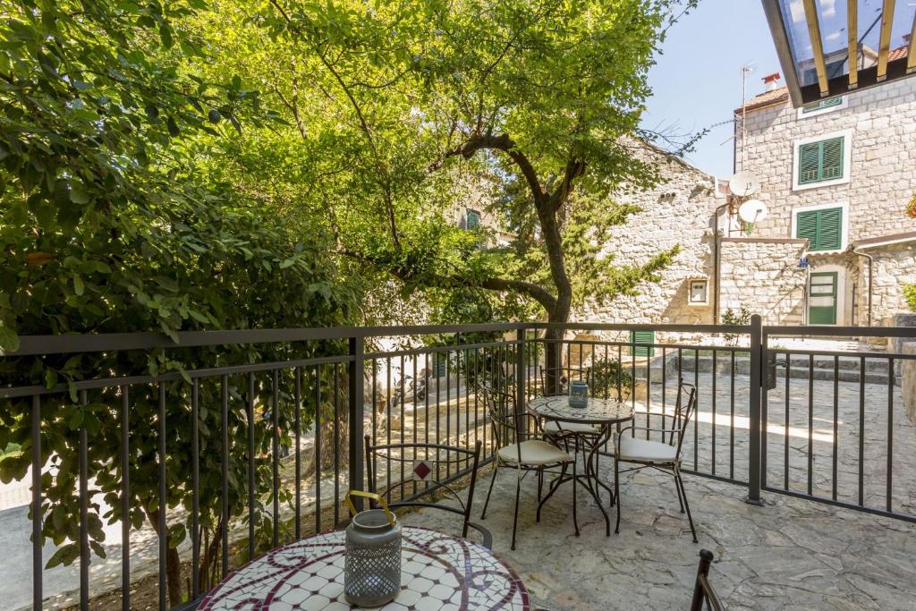 Balkón nebo terasa v ubytování Miara Luxury Rooms