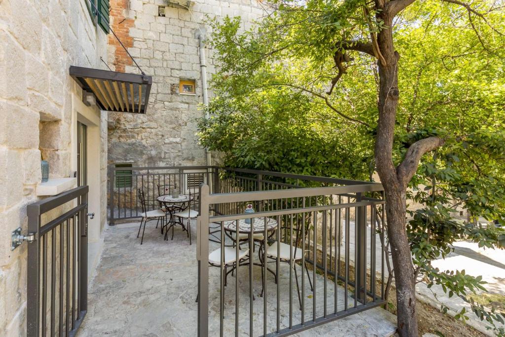 Balkón nebo terasa v ubytování Miara Luxury Rooms