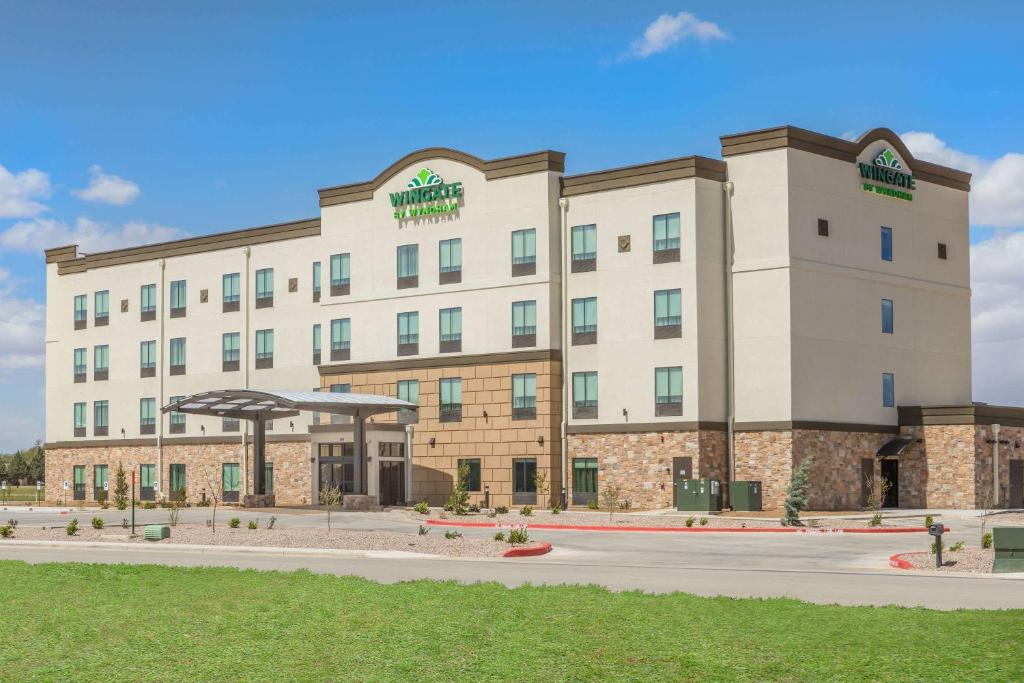 una representación de la parte delantera de un hotel en Wingate by Wyndham Lubbock, en Lubbock