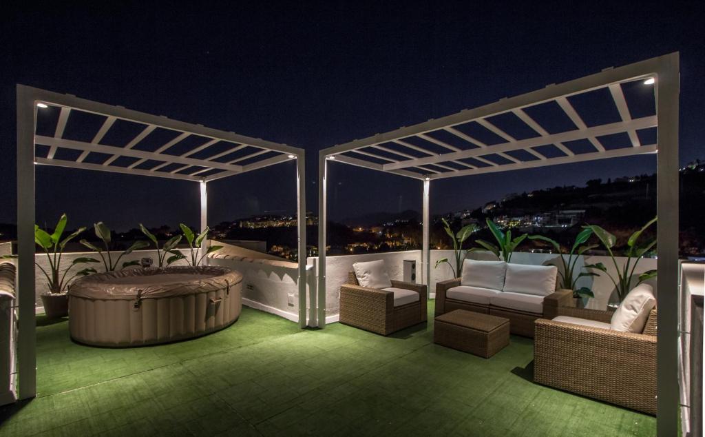 Część wypoczynkowa w obiekcie Jacuzzi Rooftop Bbq Wifi Pool Music Netflix Games
