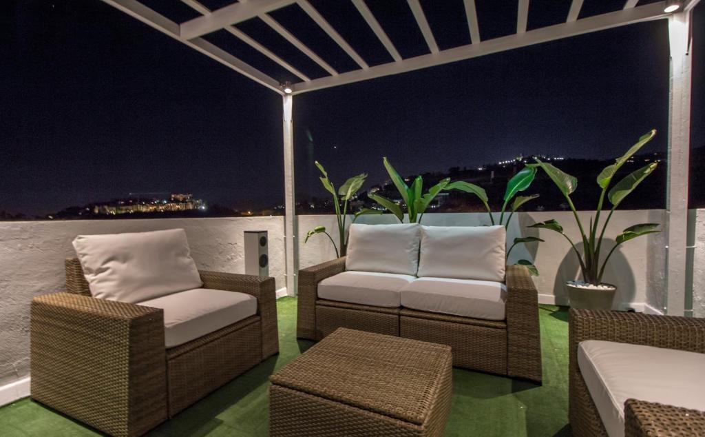 Część wypoczynkowa w obiekcie Jacuzzi Rooftop Bbq Wifi Pool Music Netflix Games