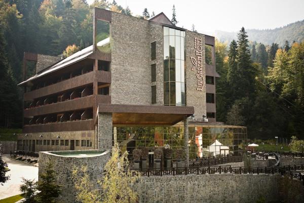 Nespecifikovaný výhled na hory nebo výhled na hory při pohledu z hotelu