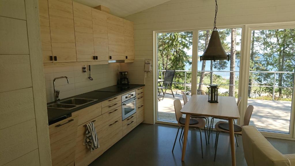Kuchyň nebo kuchyňský kout v ubytování Kvarnsands Strandstugor / Kvarnsand Beach Lodges