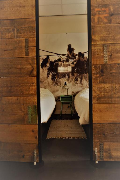 a mirror in a room with two beds at D'rommels Goed Slapen in Den Helder