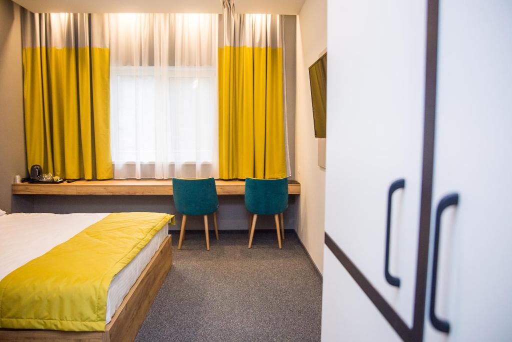 Postel nebo postele na pokoji v ubytování Hotel Bistrita