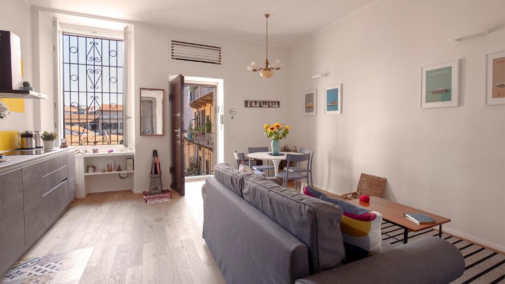 een woonkamer met een bank en een tafel bij Casa Dela in Milaan